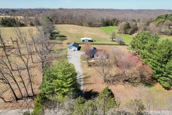 133 B V Young Rd, Westmoreland, TN 37186