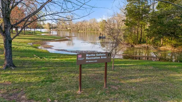 129 Lake Point Dr, Gallatin, TN 37066