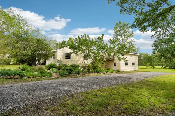 566 Dug Hill Rd, Bon Aqua, TN 37025