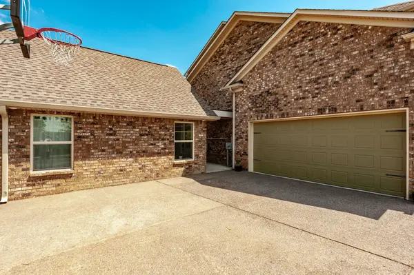 233 Blackthorn Ln, Gallatin, TN 37066