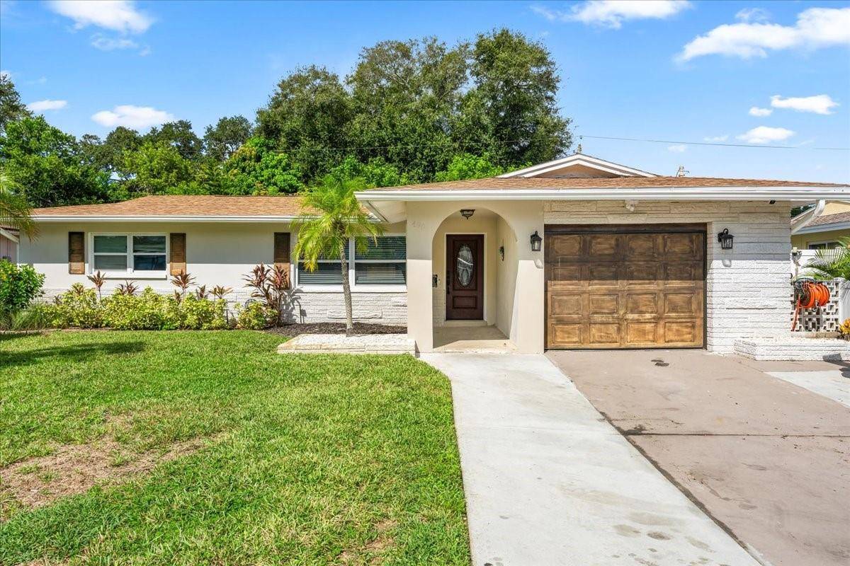 490 E LAKE DR, Largo
