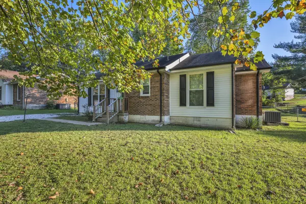 135 Batey Cir, Dickson, TN 37055