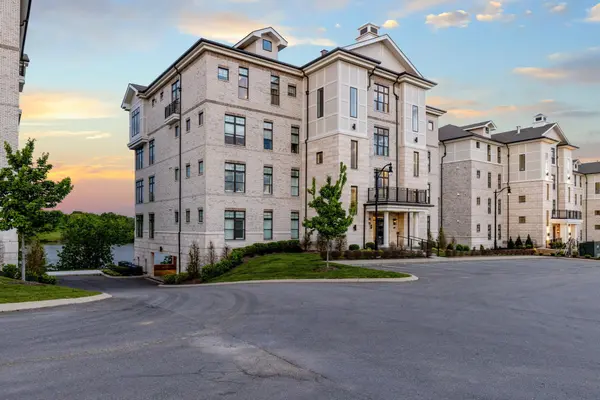 1024 Club View Dr #E303, Gallatin, TN 37066