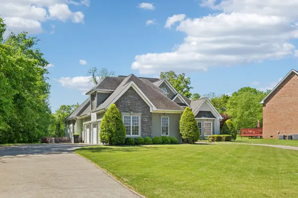 417 Lake Pointe Dr, Clarksville, TN 37043