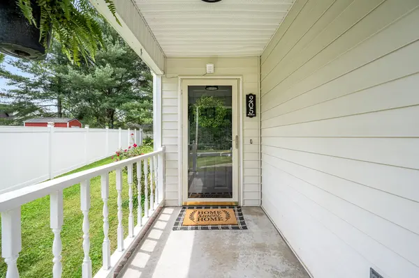 205 Blue Lake Dr, Tullahoma, TN 37388