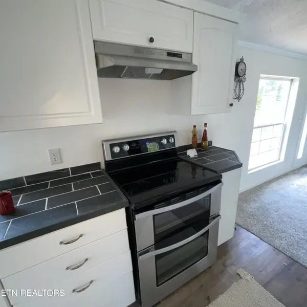 550 Old Stage Rd, Dandridge, TN 37725