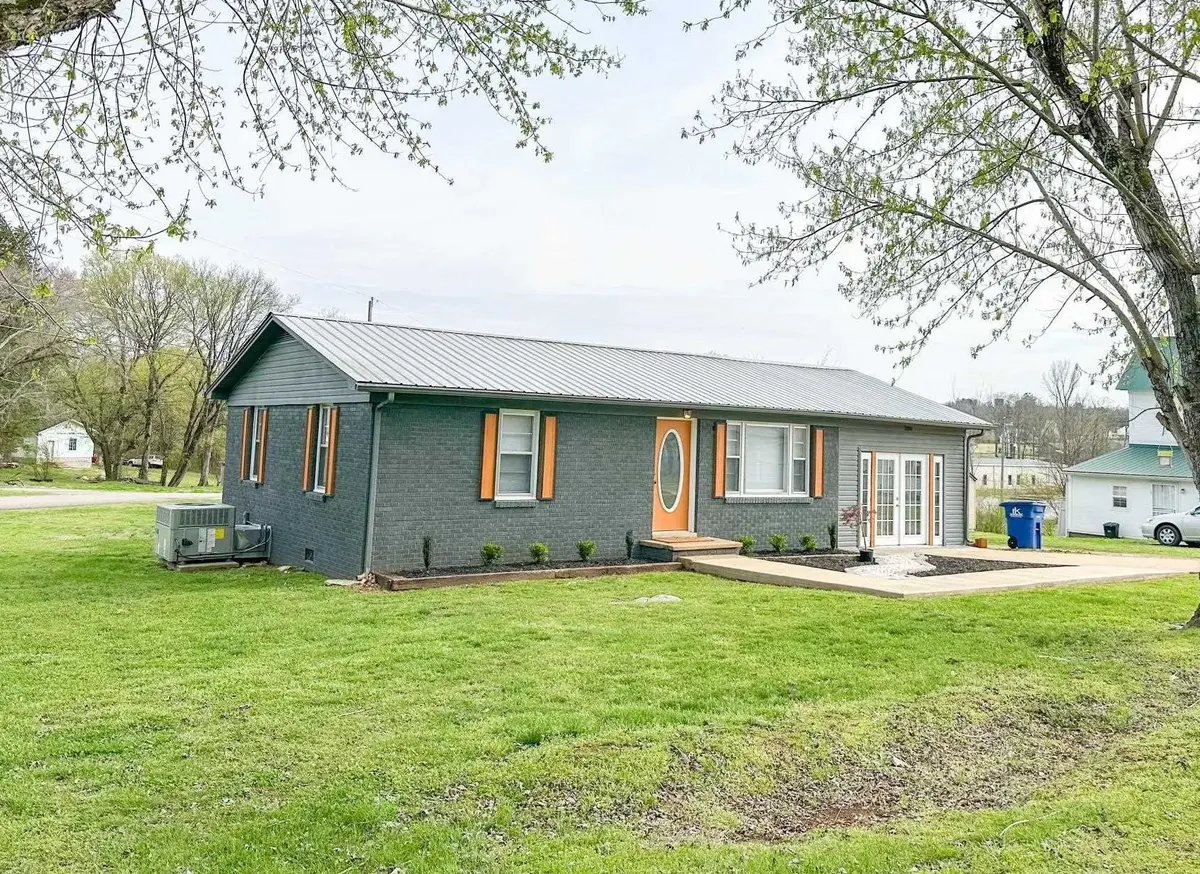100 NEUSE ST, Clifton, TN 38425