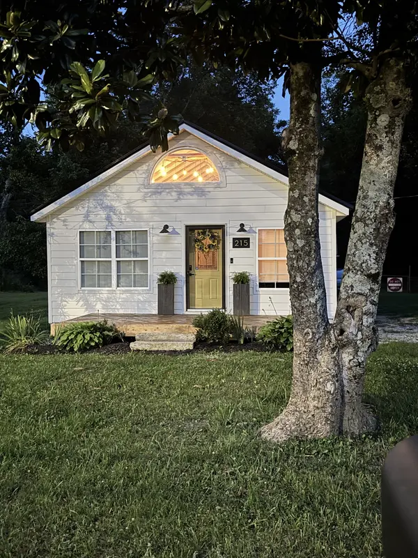 215 W College St, Bradford, TN 38316