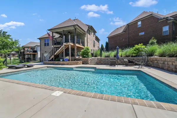212 Lotus Ct, Hendersonville, TN 37075