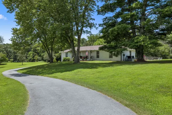 1009 Bunker Hill Dr, Arrington, TN 37014