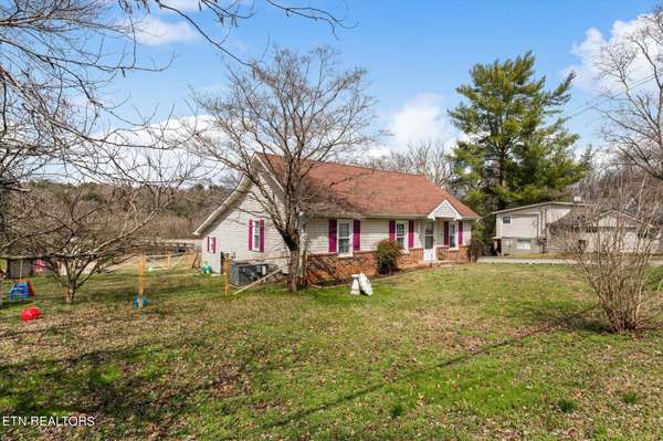 1036 Jones St, Athens, TN 37303