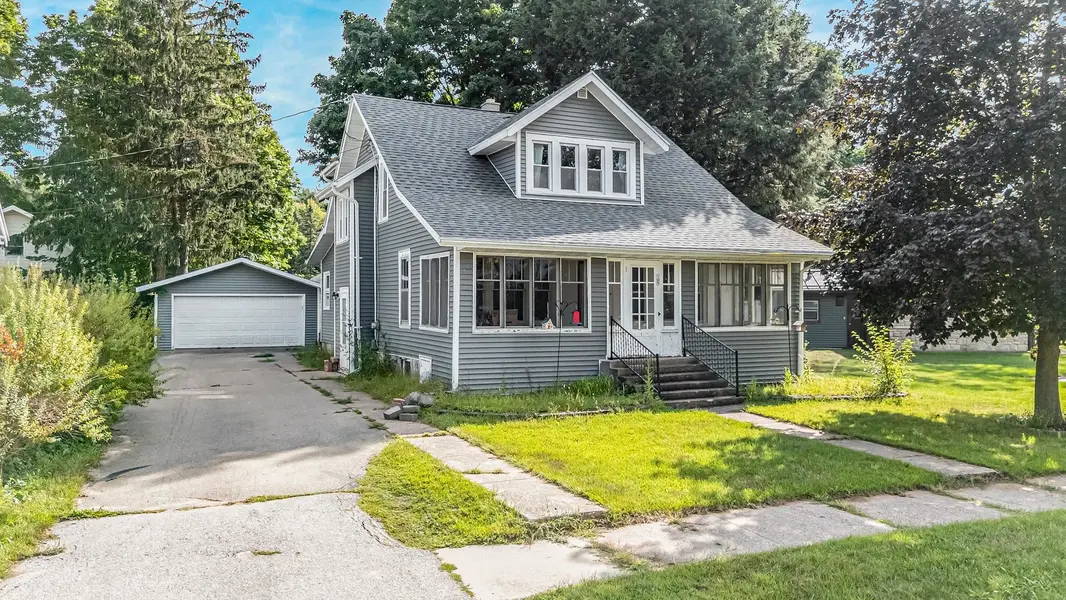 105 E SUMNER ST, Weyauwega, WI 58983