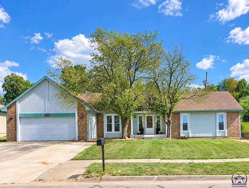 3324 SW Skyline DR, Topeka, KS 66614