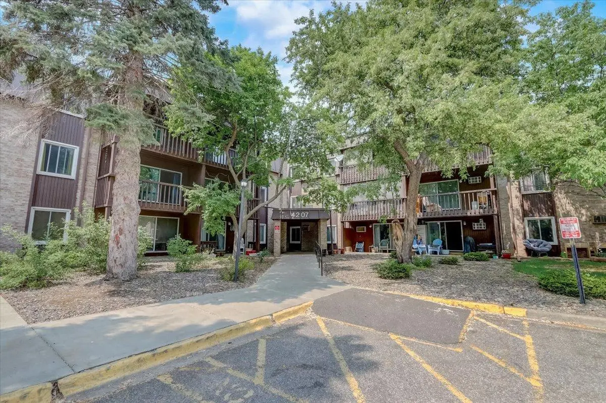 4207 Lakeside AVE N #322, Brooklyn Center, MN 55429