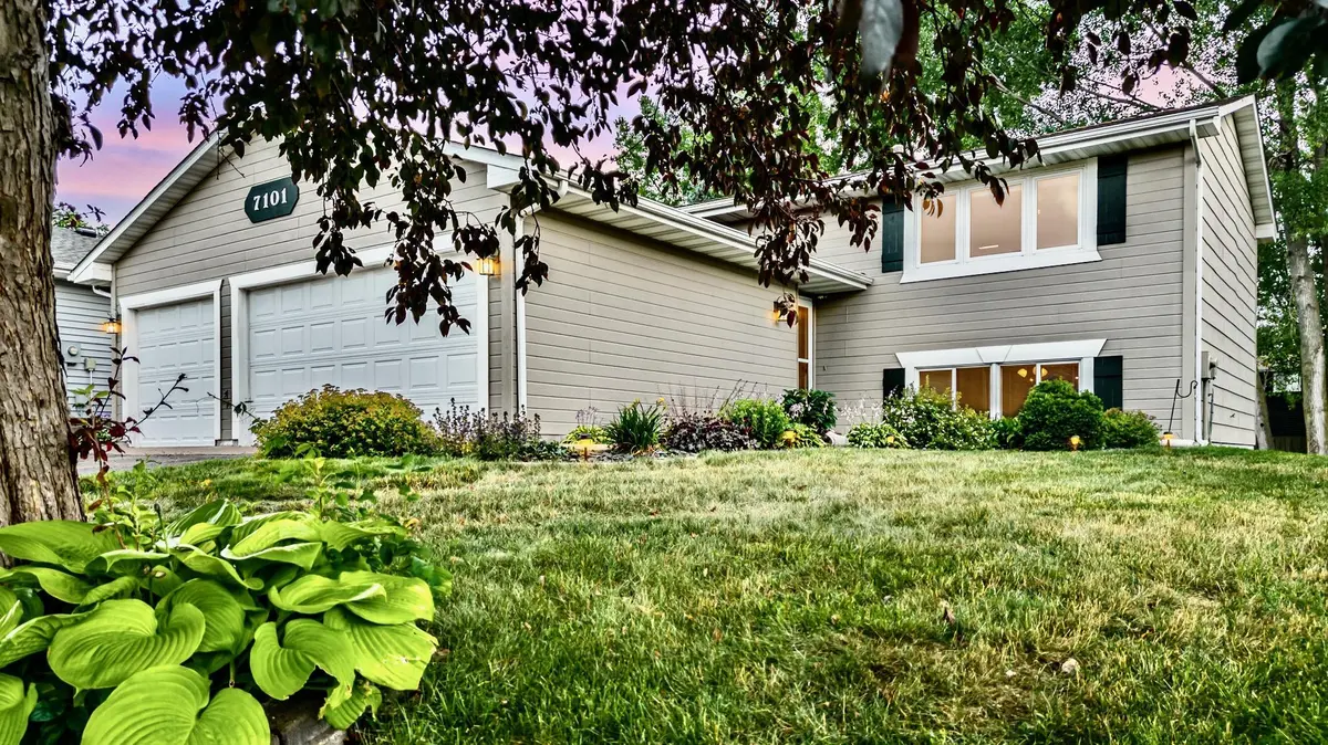 7101 Upper 17th ST N, Oakdale, MN 55128