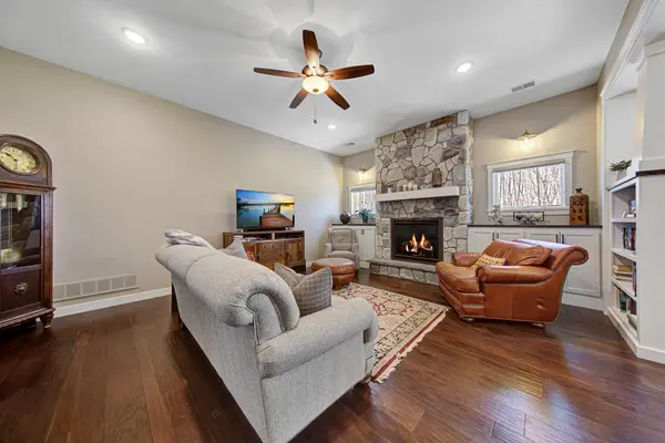300 Oak Marsh DR, Mankato, MN 56001