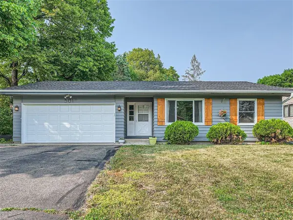 501 Laredo LN, Chanhassen, MN 55317