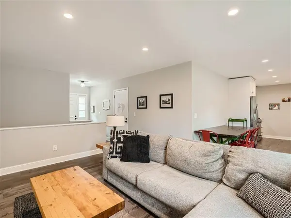 501 Laredo LN, Chanhassen, MN 55317