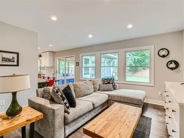 501 Laredo LN, Chanhassen, MN 55317