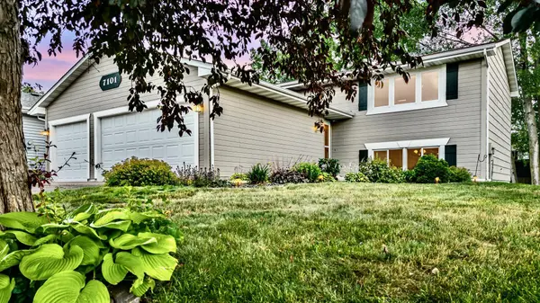 7101 Upper 17th ST N,  Oakdale,  MN 55128