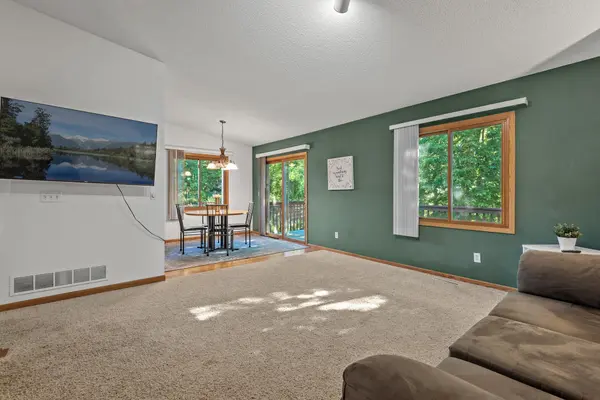995 Edgewood DR, Chaska, MN 55318