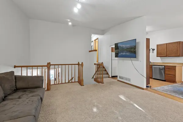 995 Edgewood DR, Chaska, MN 55318
