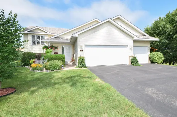 806 Pond View CT, Braham, MN 55006