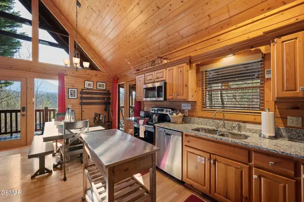649 Cub Path Way, Gatlinburg, TN 37738