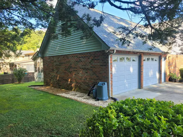 1317 English Lane Lane, Athens, TN 37303