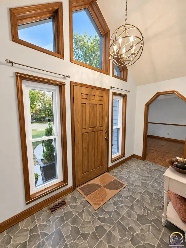 3324 SW Skyline DR, Topeka, KS 66614