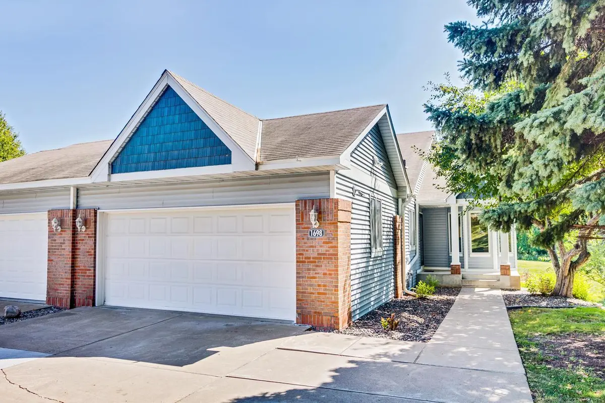1698 Brueberry LN, Arden Hills, MN 55112