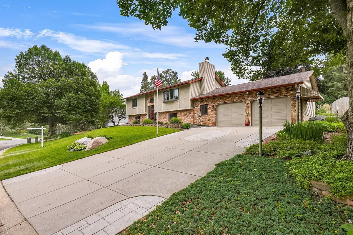 1108 Parkview LN, Eagan, MN 55123