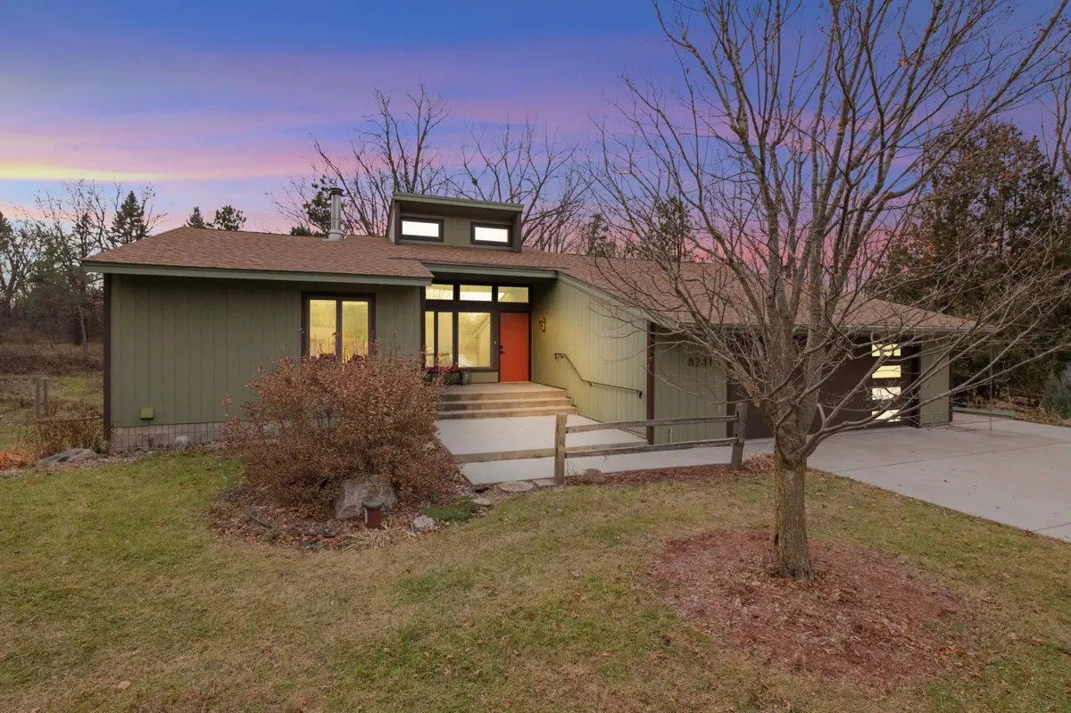8241 Deer Pond CT N, Lake Elmo, MN 55042
