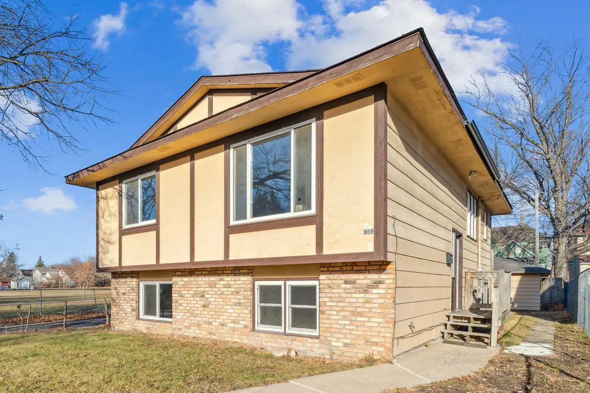 909 Cook AVE E, Saint Paul, MN 55106