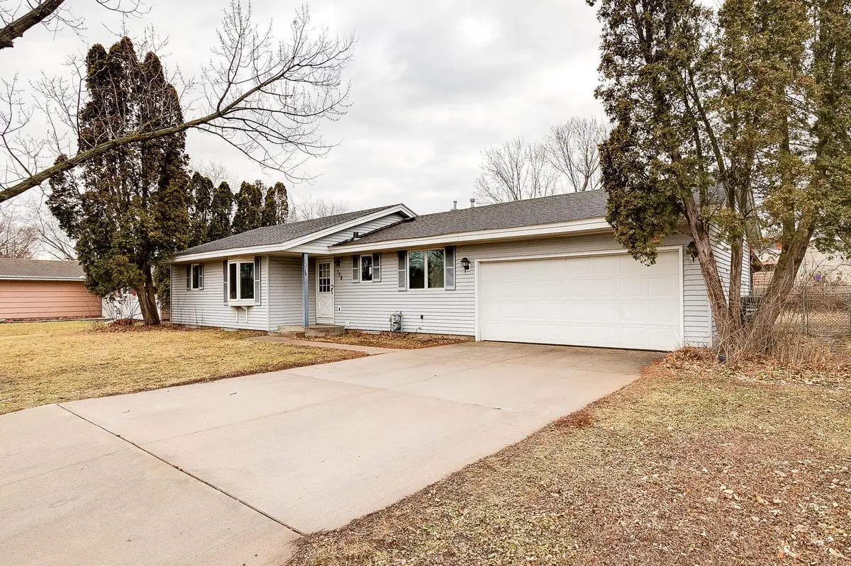 728 Cheyenne LN, Mendota Heights, MN 55120