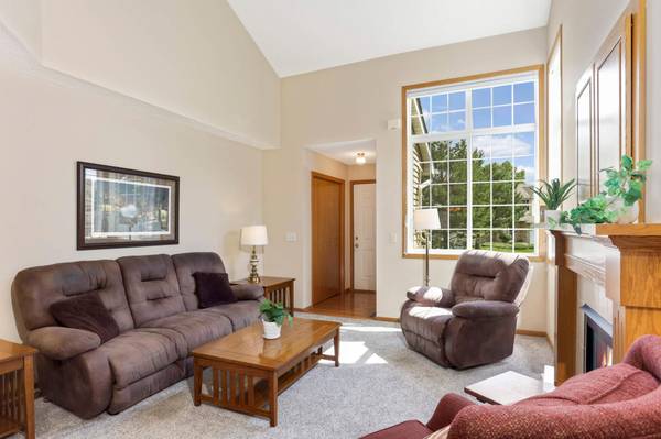 13487 Settlers Ridge LN, Burnsville, MN 55337