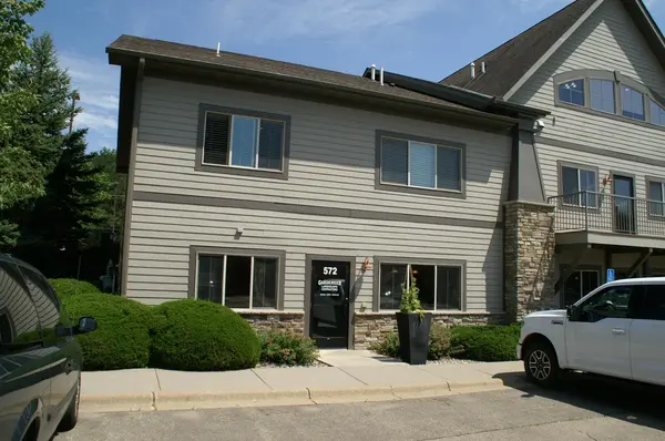 572 Bavaria LN, Chaska, MN 55318