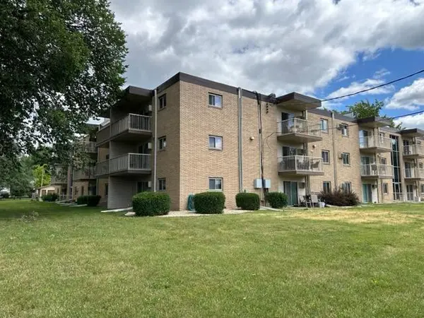 3155 Old Highway 8 #203, Roseville, MN 55418