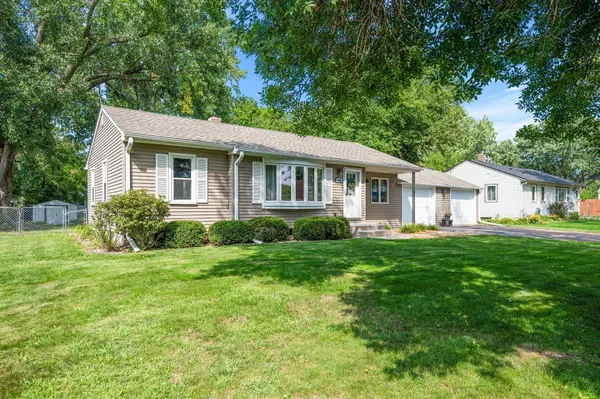 1509 Sandhurst DR E, Maplewood, MN 55109