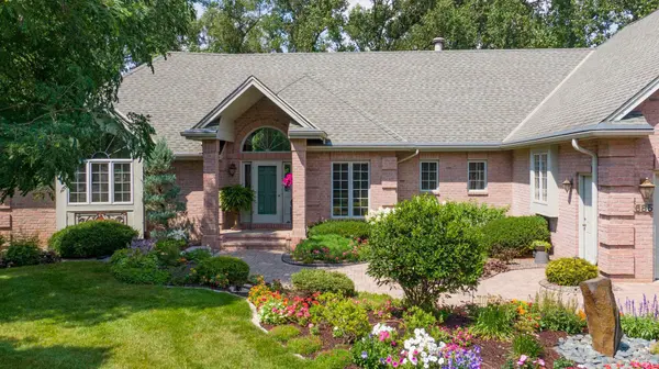 685 Brookside LN, Mendota Heights, MN 55118
