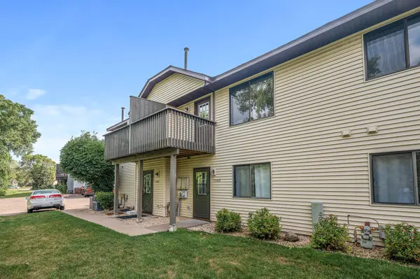 1560 Helmo AVE N, Oakdale, MN 55128