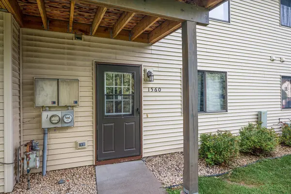 1560 Helmo AVE N, Oakdale, MN 55128