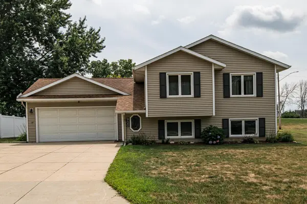 900 Beachwood CT NE, Stewartville, MN 55976