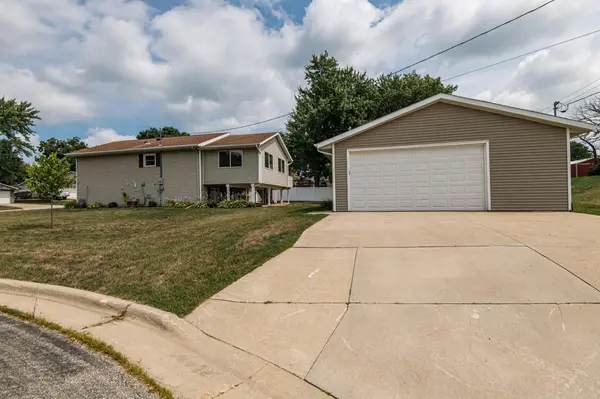 900 Beachwood CT NE, Stewartville, MN 55976