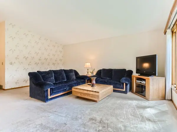 1802 Valley Curve RD, Mendota Heights, MN 55118