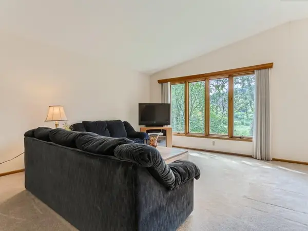 1802 Valley Curve RD, Mendota Heights, MN 55118