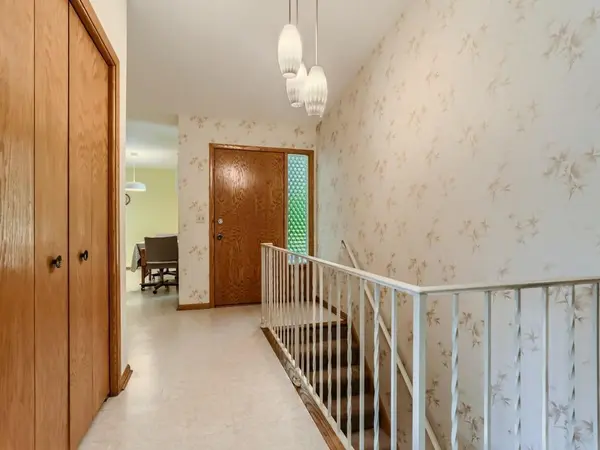 1802 Valley Curve RD, Mendota Heights, MN 55118