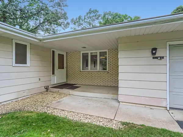 1802 Valley Curve RD, Mendota Heights, MN 55118