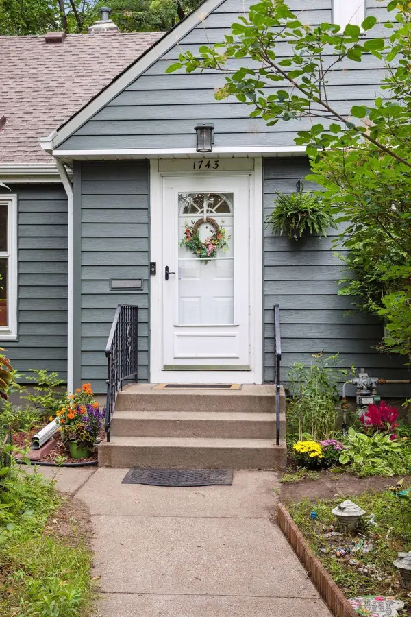 1743 Taylor AVE W, Saint Paul, MN 55104