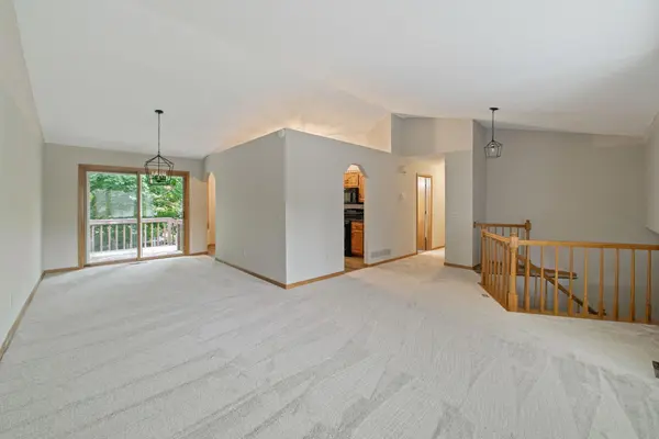 1377 Carriage RD, Woodbury, MN 55125
